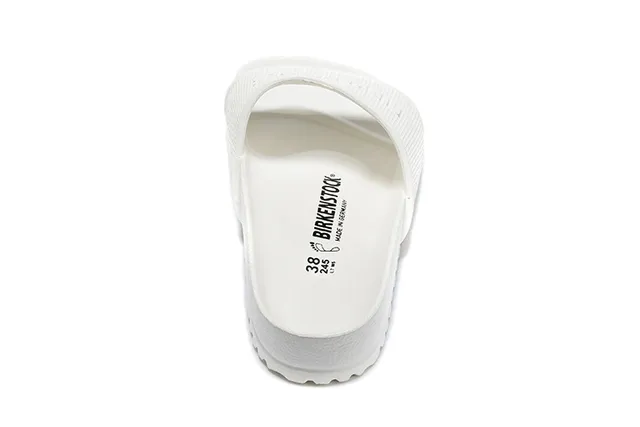 Birkenstock Arizona Sandales blanches monochromes à bride texturée 3