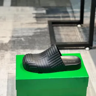 Bottega Veneta Andiamo أسود مموج مطاط حذاء منزلي