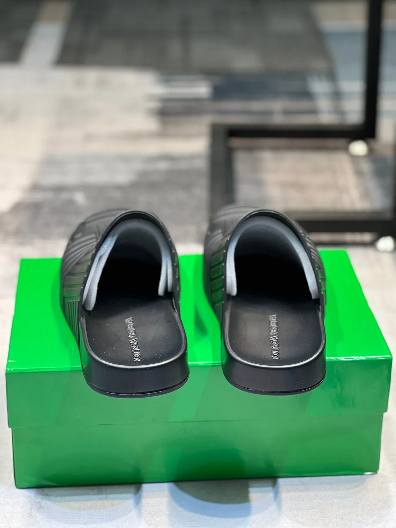 Bottega Veneta Andiamo Noir côtelé caoutchouc pantoufle 2