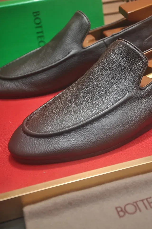 Bottega Veneta Marrom Bege Couro Granulado Loafer Mocassim Costurado no Dedo 2