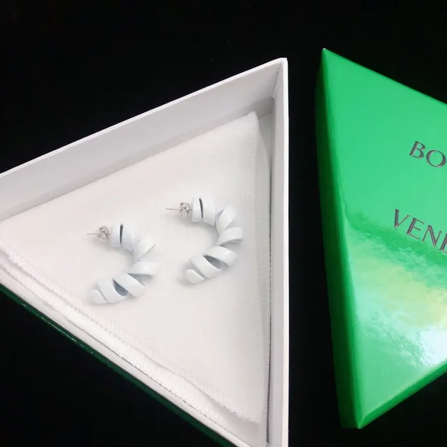 Bottega Veneta Spiral-Twist pendientes de tachuela blancos 2