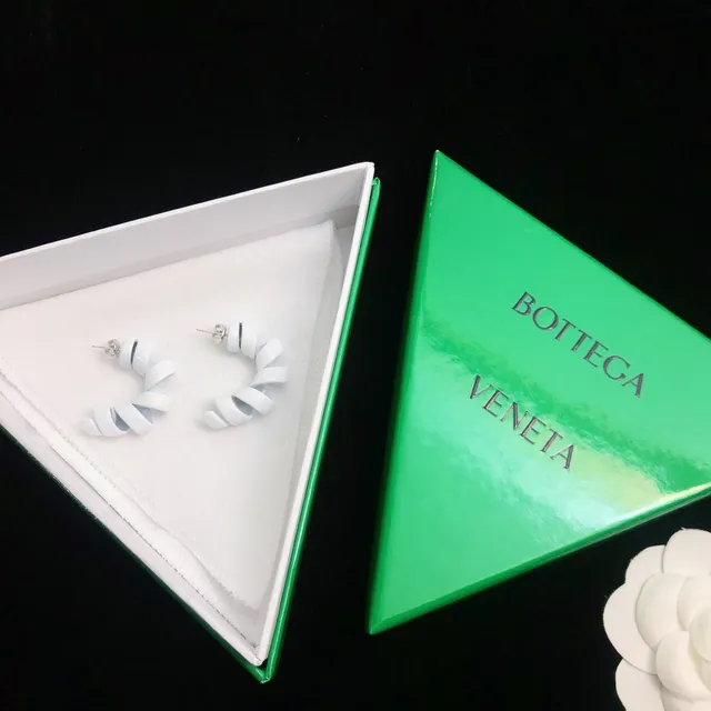 Bottega Veneta Spiral-Twist pendientes de tachuela blancos 3