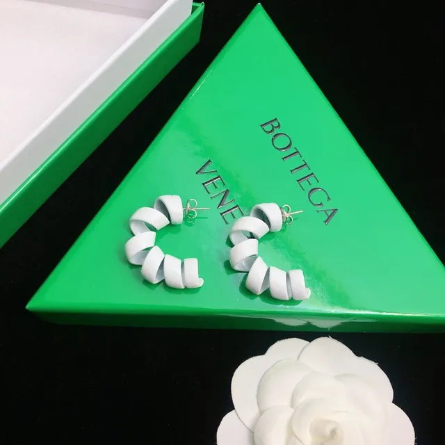 Bottega Veneta Spiral-Twist pendientes de tachuela blancos 4