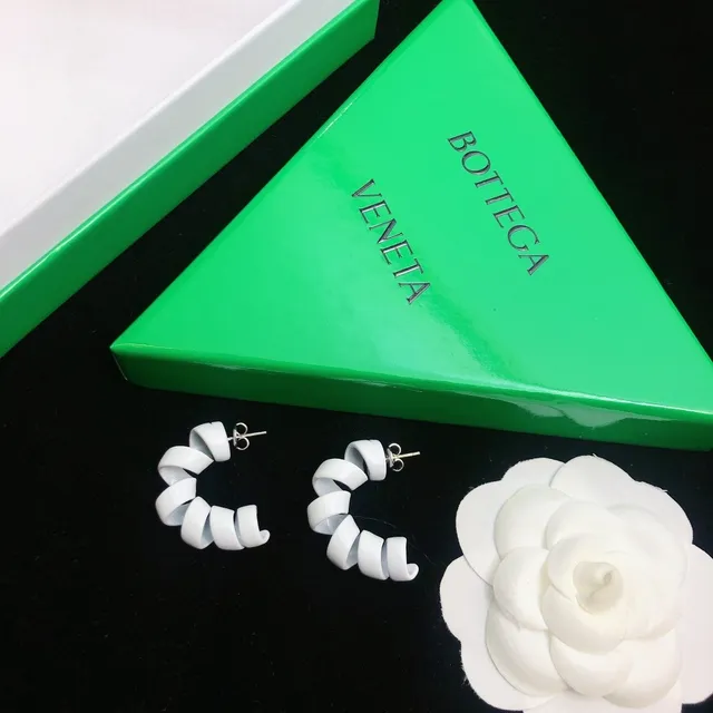 Bottega Veneta Spiral-Twist pendientes de tachuela blancos 5