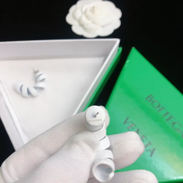 Bottega Veneta Spiral-Twist pendientes de tachuela blancos 7