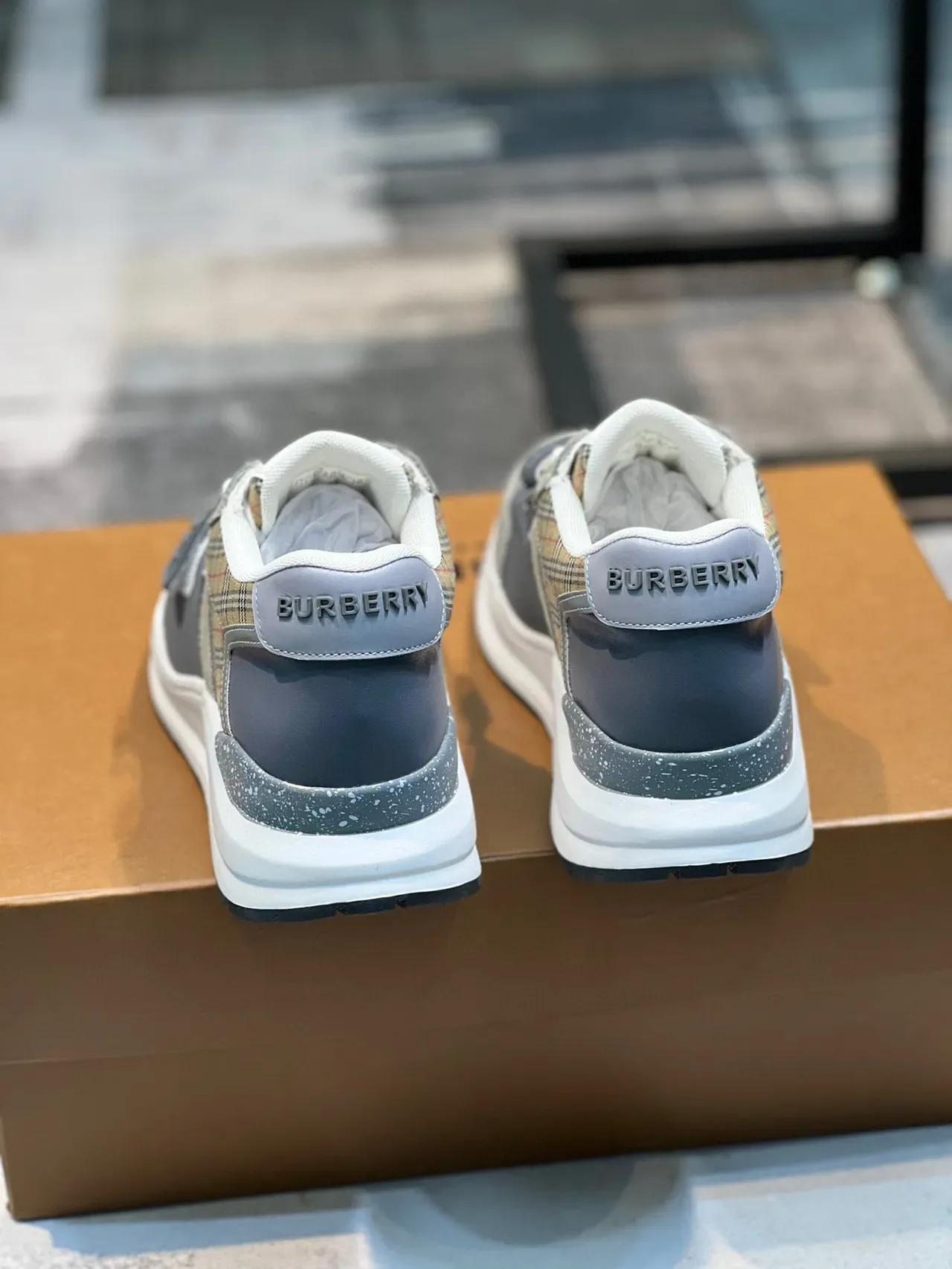 Burberry Sneakers chunky beige gris à carreaux avec accents de sangle 2
