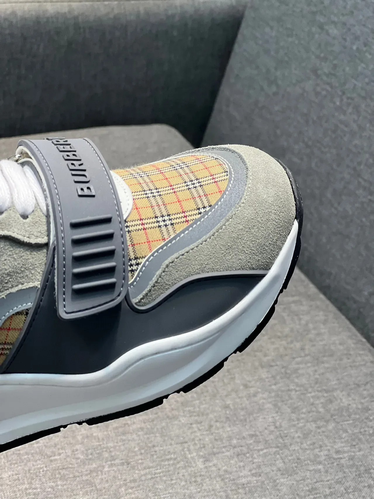 Burberry Sneakers chunky beige gris à carreaux avec accents de sangle 3
