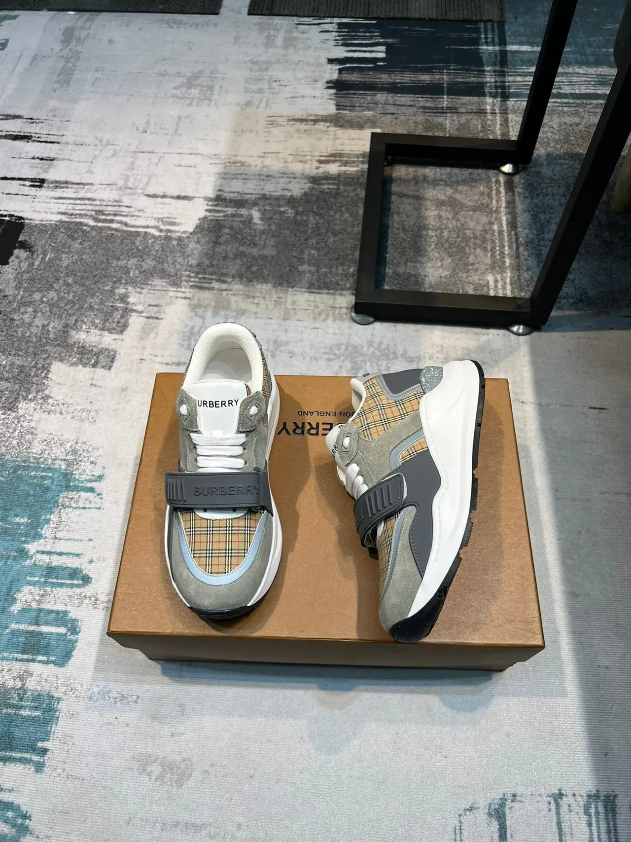 Burberry Sneakers chunky beige gris à carreaux avec accents de sangle 4