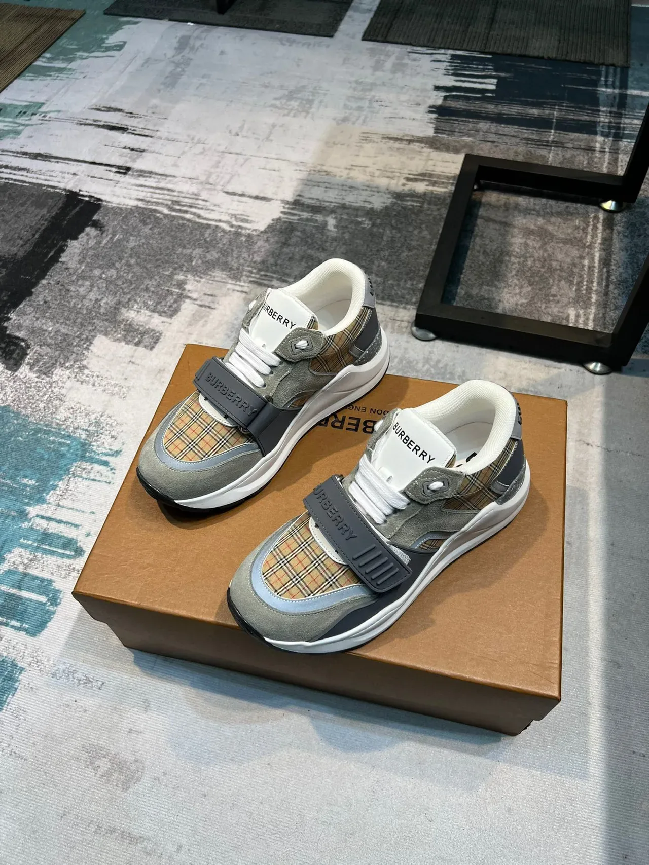 Burberry Sneakers chunky beige gris à carreaux avec accents de sangle 5