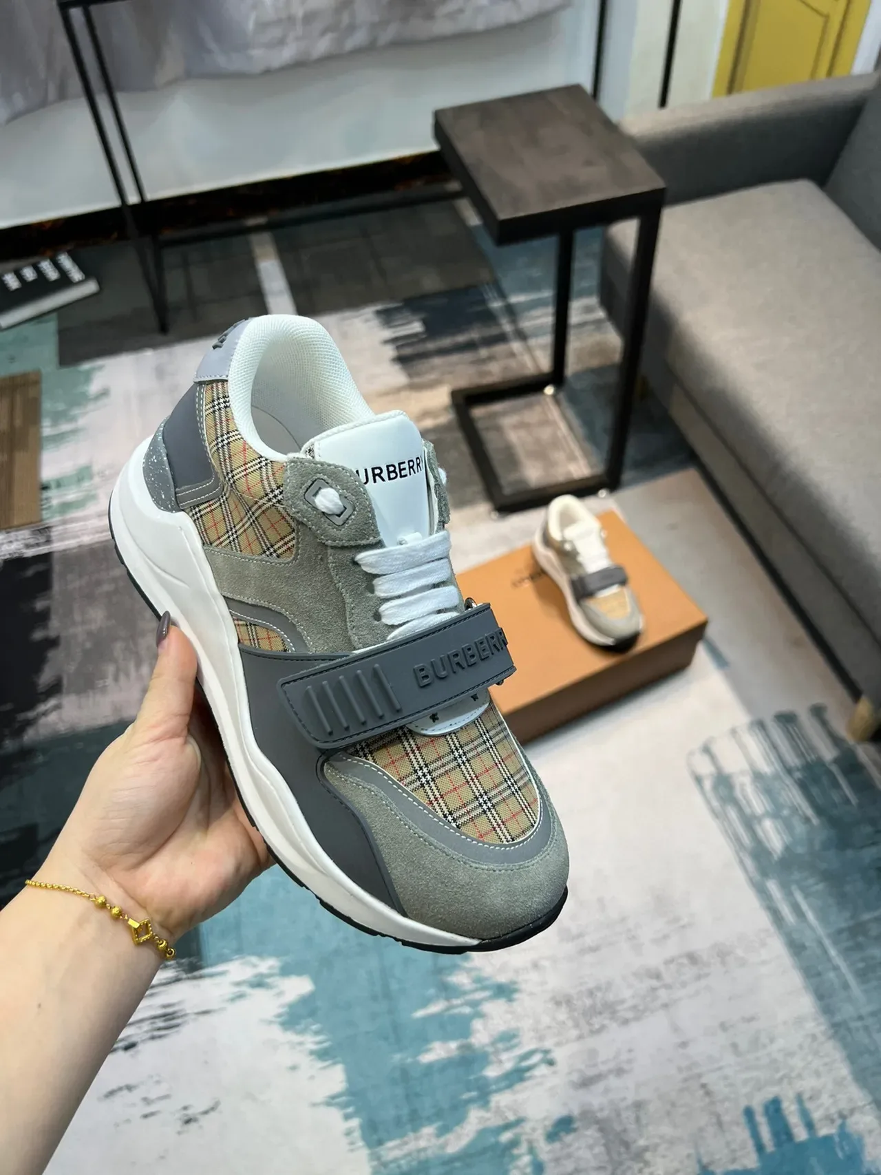 Burberry Sneakers chunky beige gris à carreaux avec accents de sangle 6