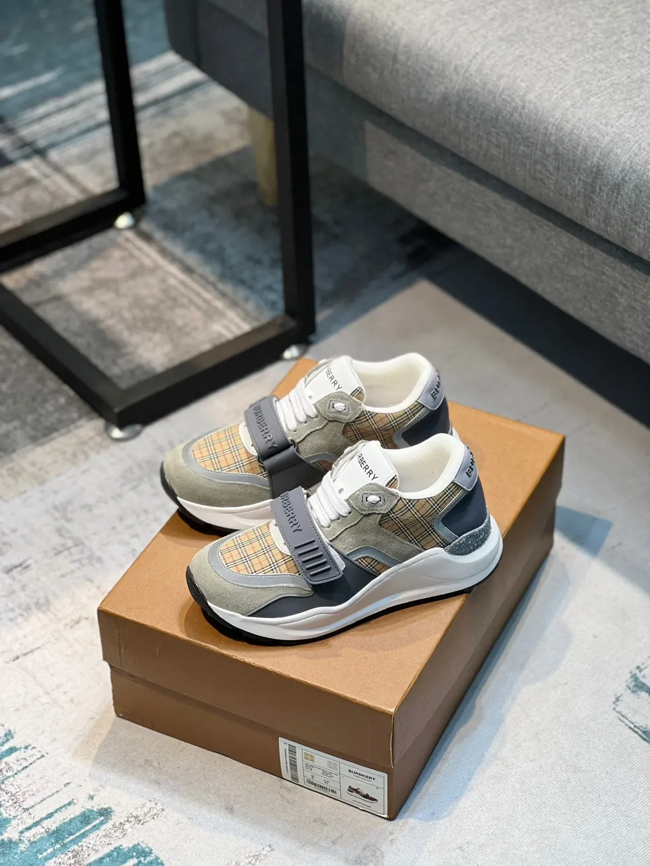 Burberry Sneakers chunky beige gris à carreaux avec accents de sangle 7
