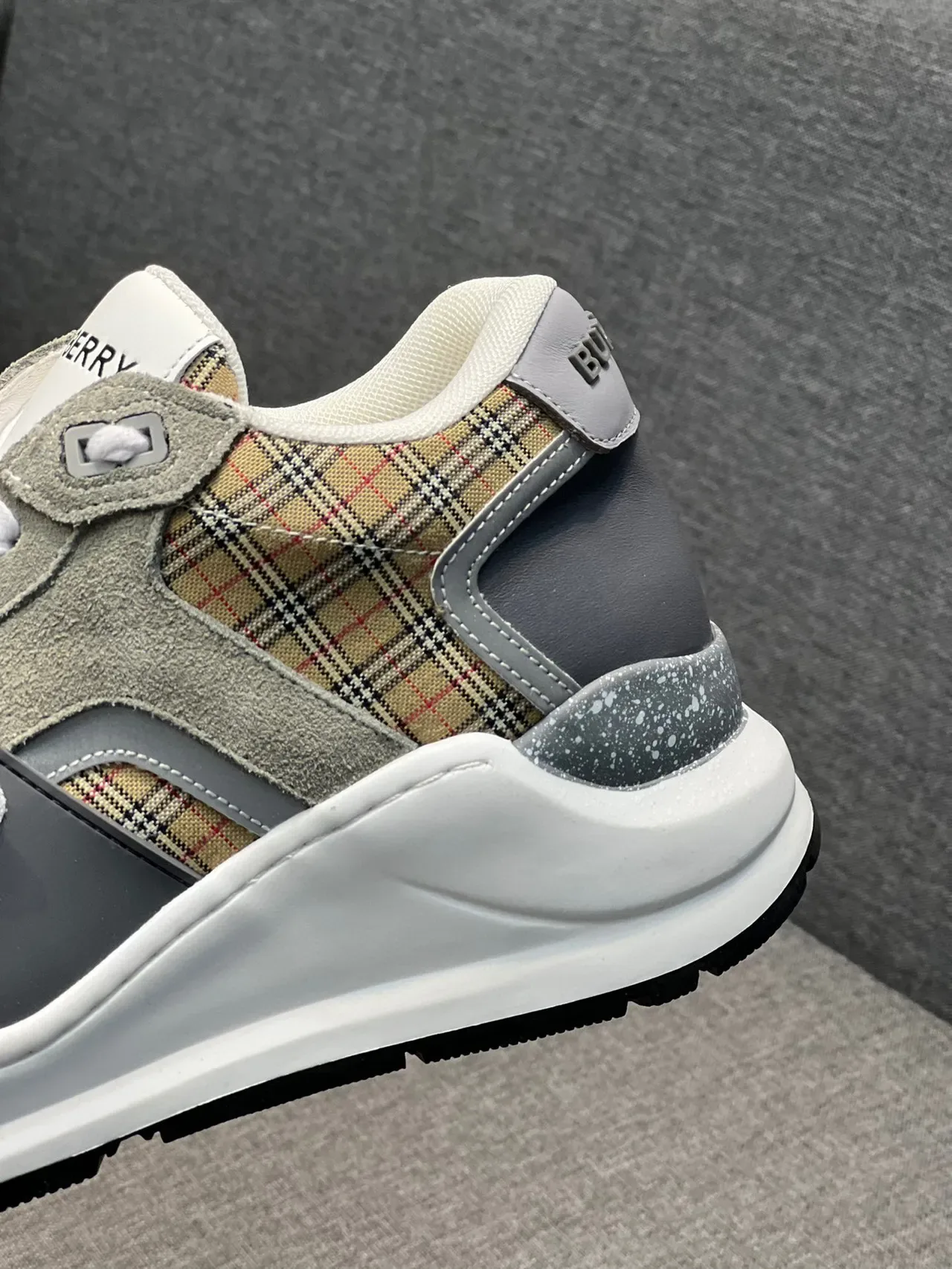 Burberry Sneakers chunky beige gris à carreaux avec accents de sangle 8