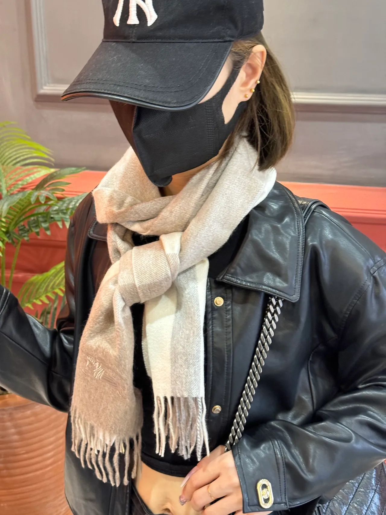 Burberry كلاسيك تشيك بيجي وجري شال كشمير 4