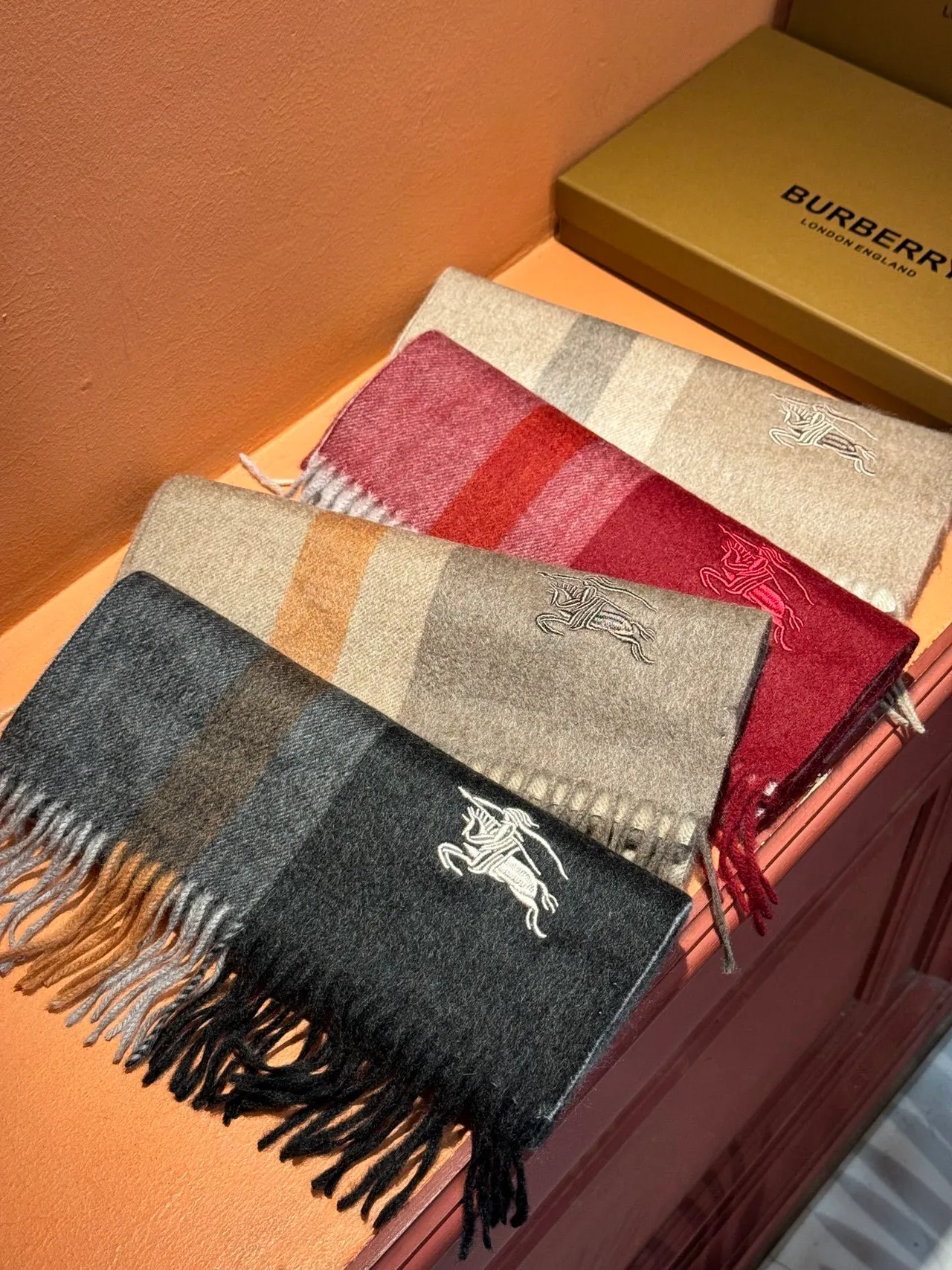 Burberry كلاسيك تشيك بيجي وجري شال كشمير 5