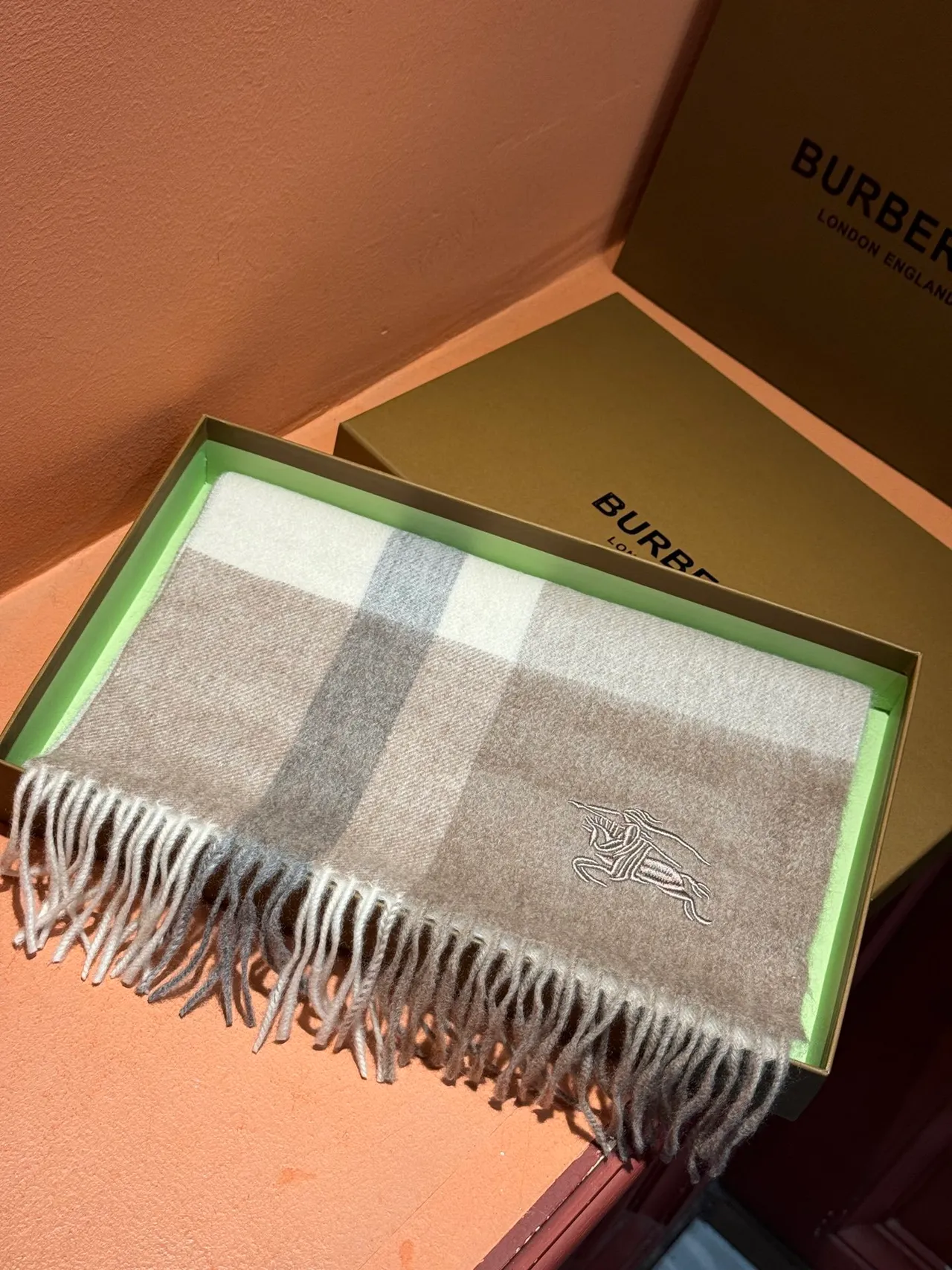 Burberry كلاسيك تشيك بيجي وجري شال كشمير 6