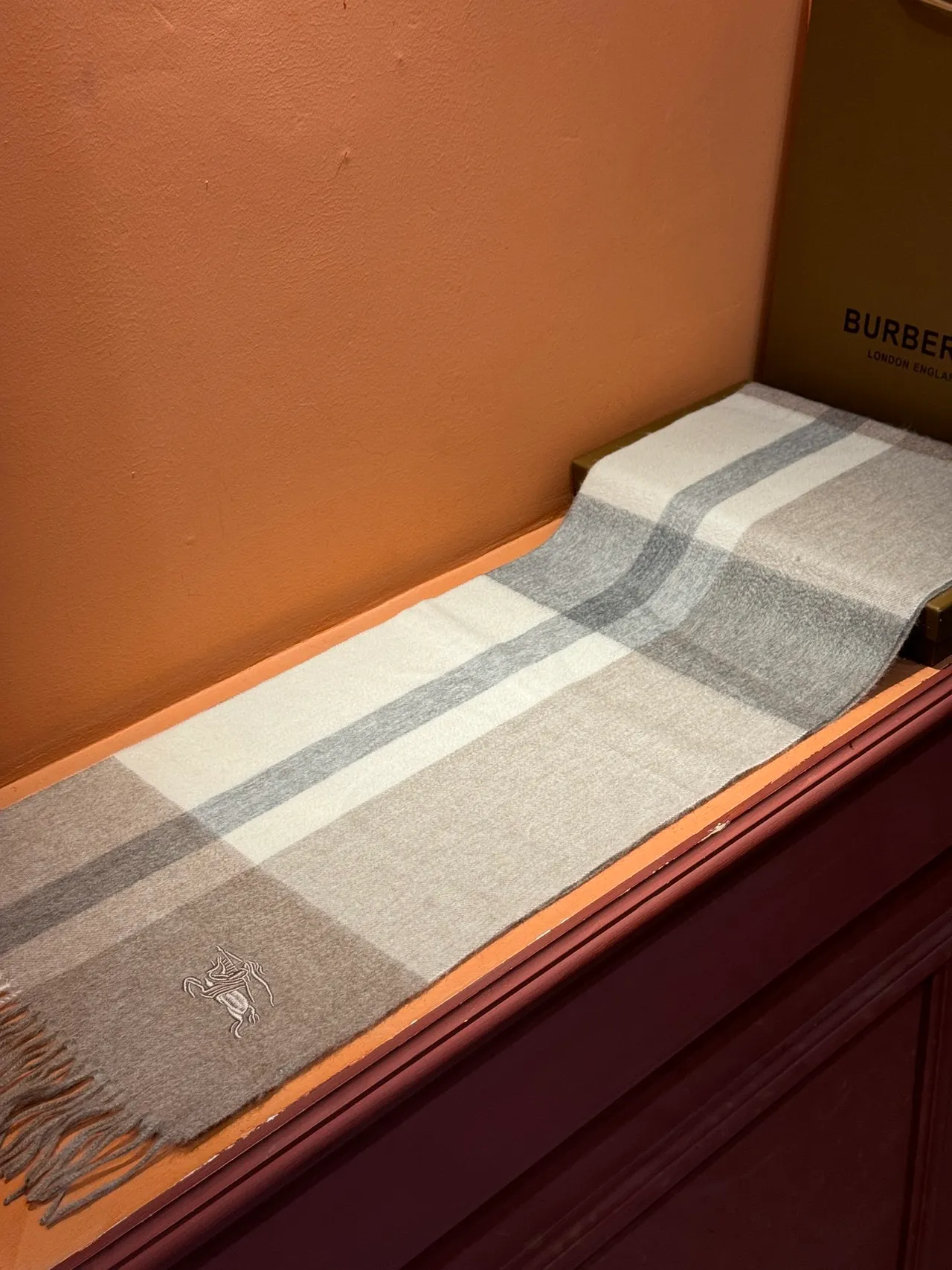 Burberry كلاسيك تشيك بيجي وجري شال كشمير 7