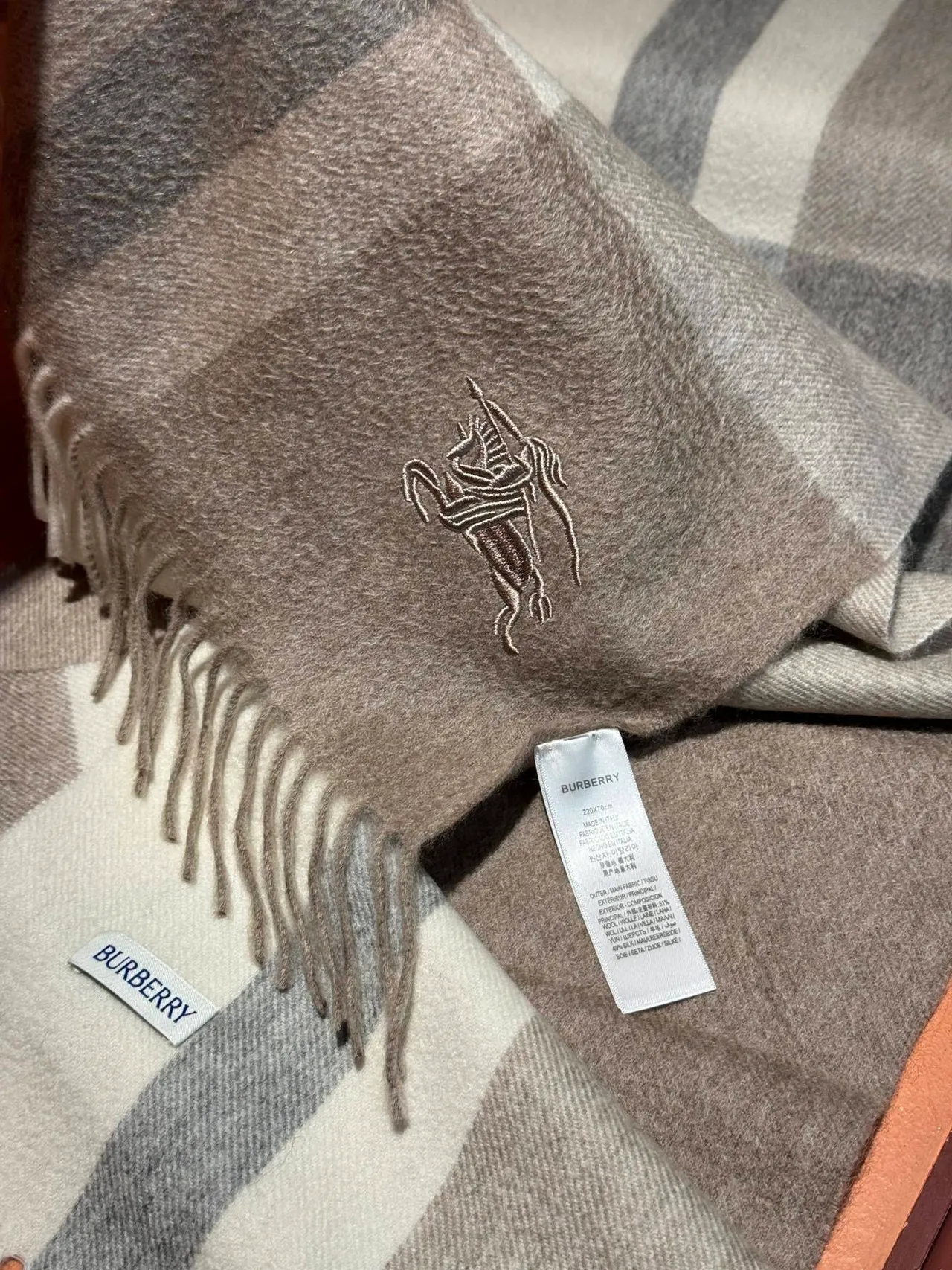 Burberry كلاسيك تشيك بيجي وجري شال كشمير 8