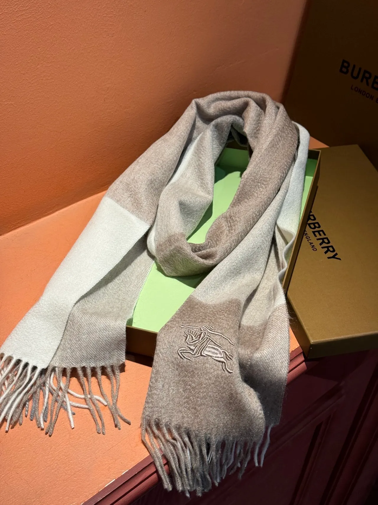 Burberry كلاسيك تشيك بيجي وجري شال كشمير 9