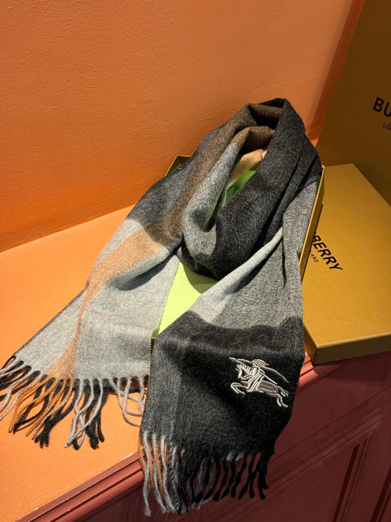 Burberry Knight Écharpe Block-Color en cachemire 1