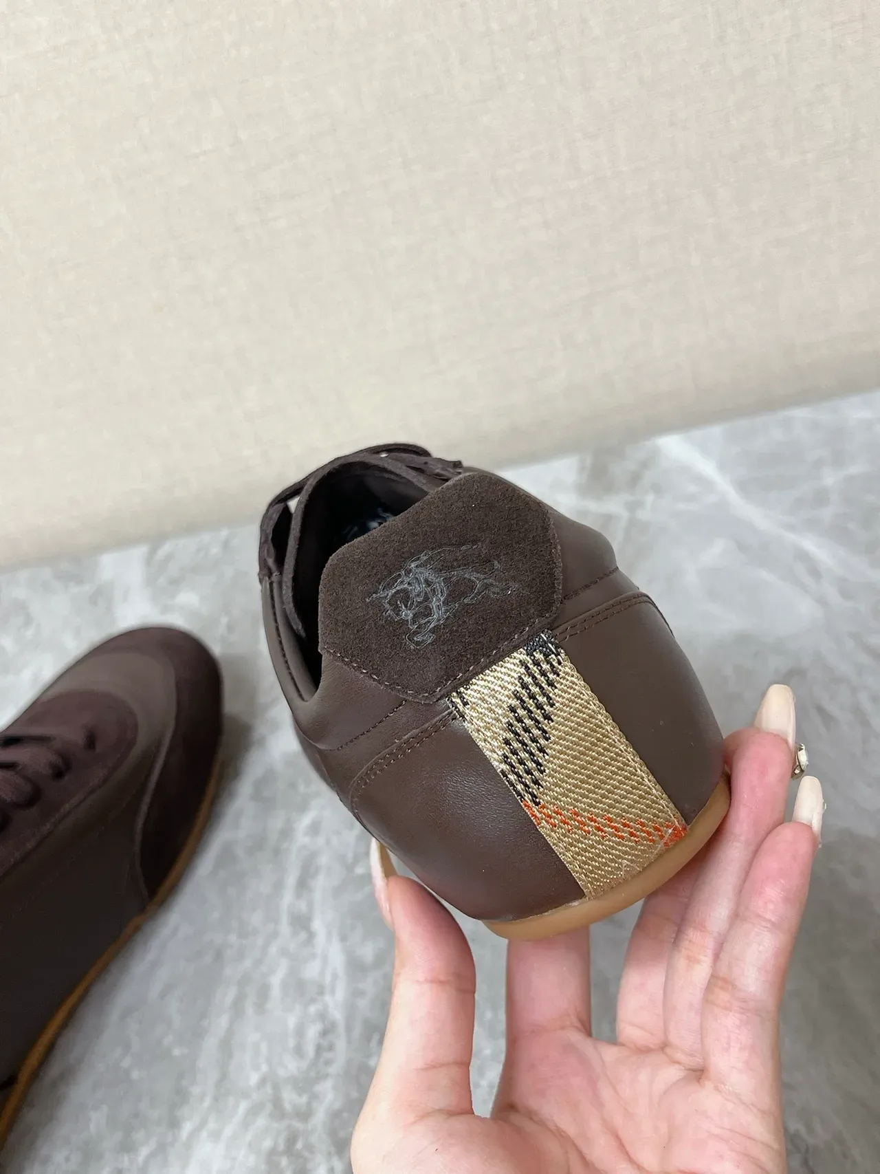 Burberry Knight Sneakers Lifestyle Marron en Daim et Cuir 3