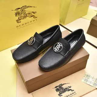 Burberry Knight Loafer काला कणिकायुक्त लेदर स्लिप-ऑन लोअफर्स