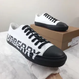 Burberry Knight লোগো প্রিন্ট সাদা এবং কালো লাইফস্টাইল স্নিকার