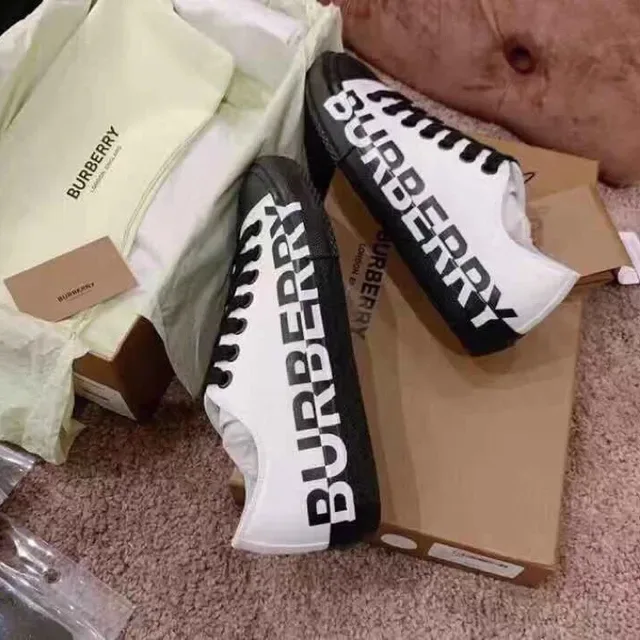 Burberry Knight Zapatilhas Lifestyle com Impressão de Logo Brancas e Pretas 2