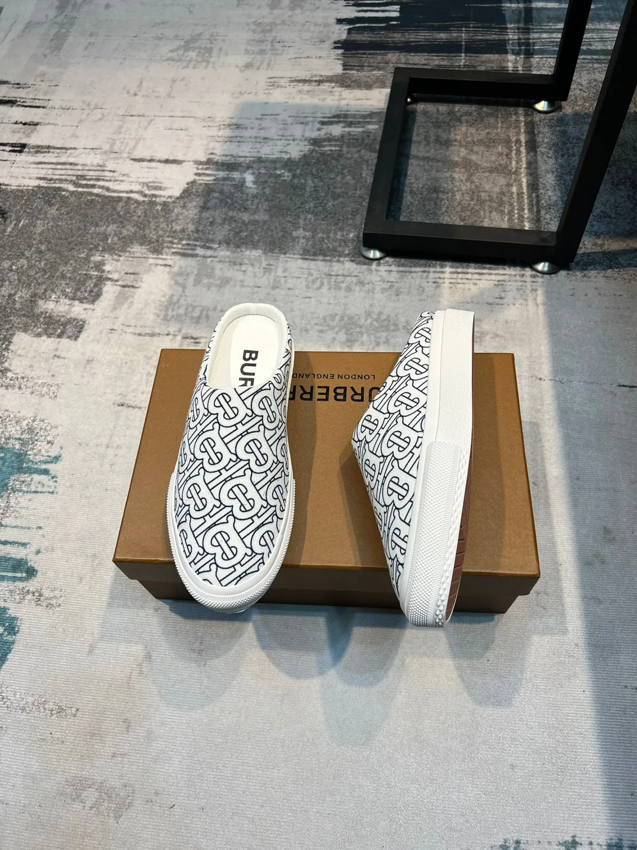 Burberry Monogram Mule أحذية كاجوال قماش أبيض أسود slip-on 3