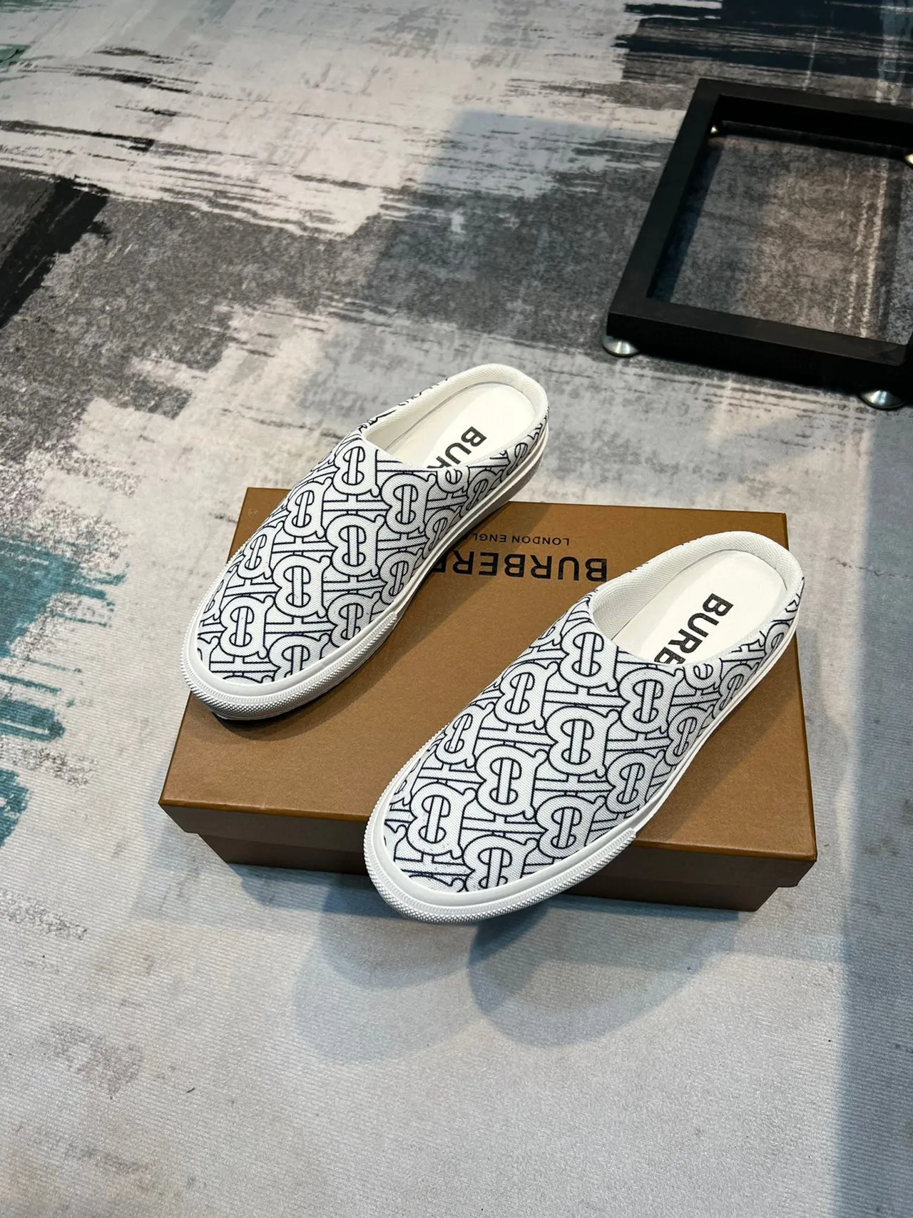 Burberry Monogram Mule أحذية كاجوال قماش أبيض أسود slip-on 5