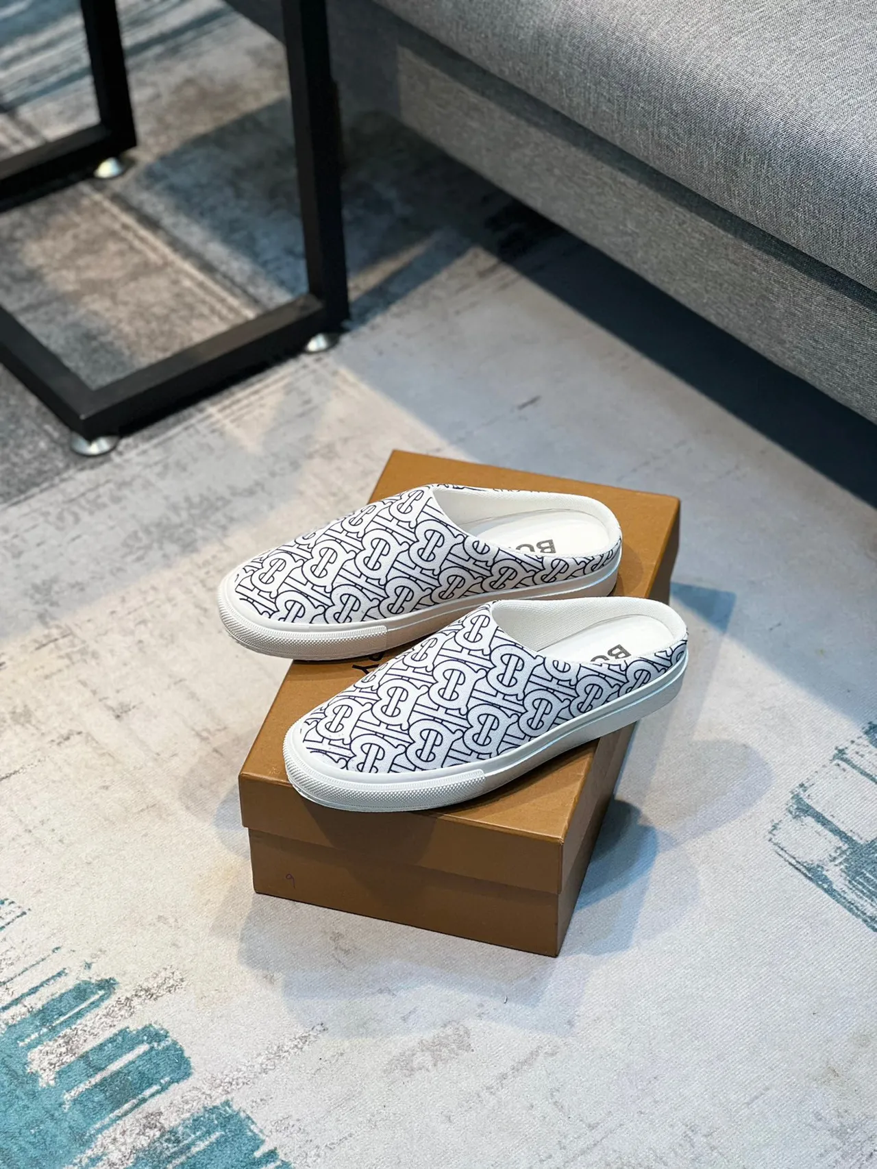 Burberry Monogram Mule أحذية كاجوال قماش أبيض أسود slip-on 6