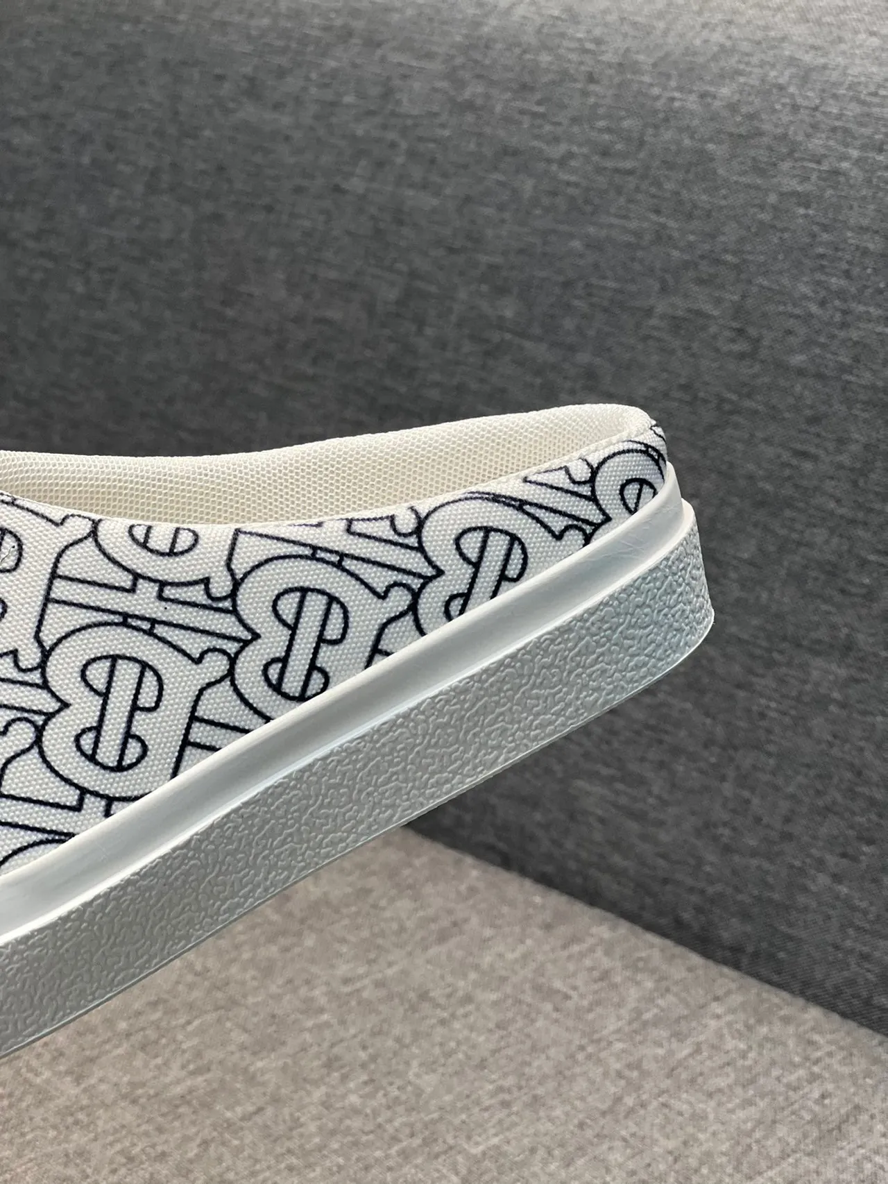 Burberry Monogram Mule أحذية كاجوال قماش أبيض أسود slip-on 8