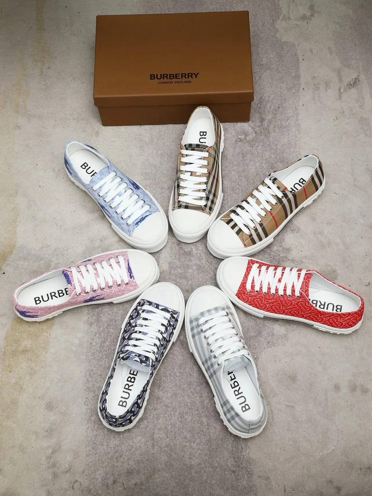 Burberry أحمر أبيض مونوغرام كانفاس منصة حذاء رياضي أسلوب حياة 2