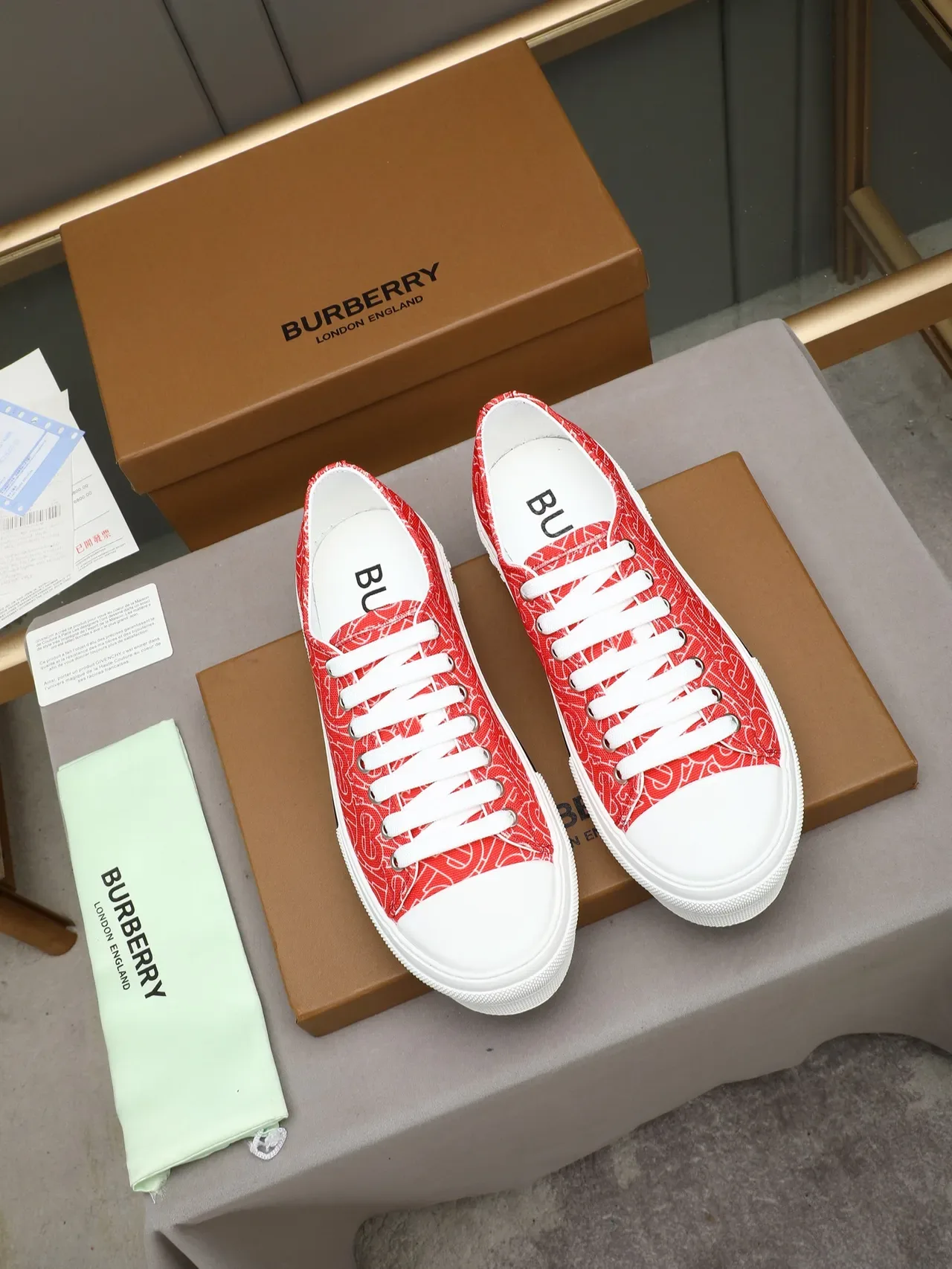 Burberry أحمر أبيض مونوغرام كانفاس منصة حذاء رياضي أسلوب حياة 3