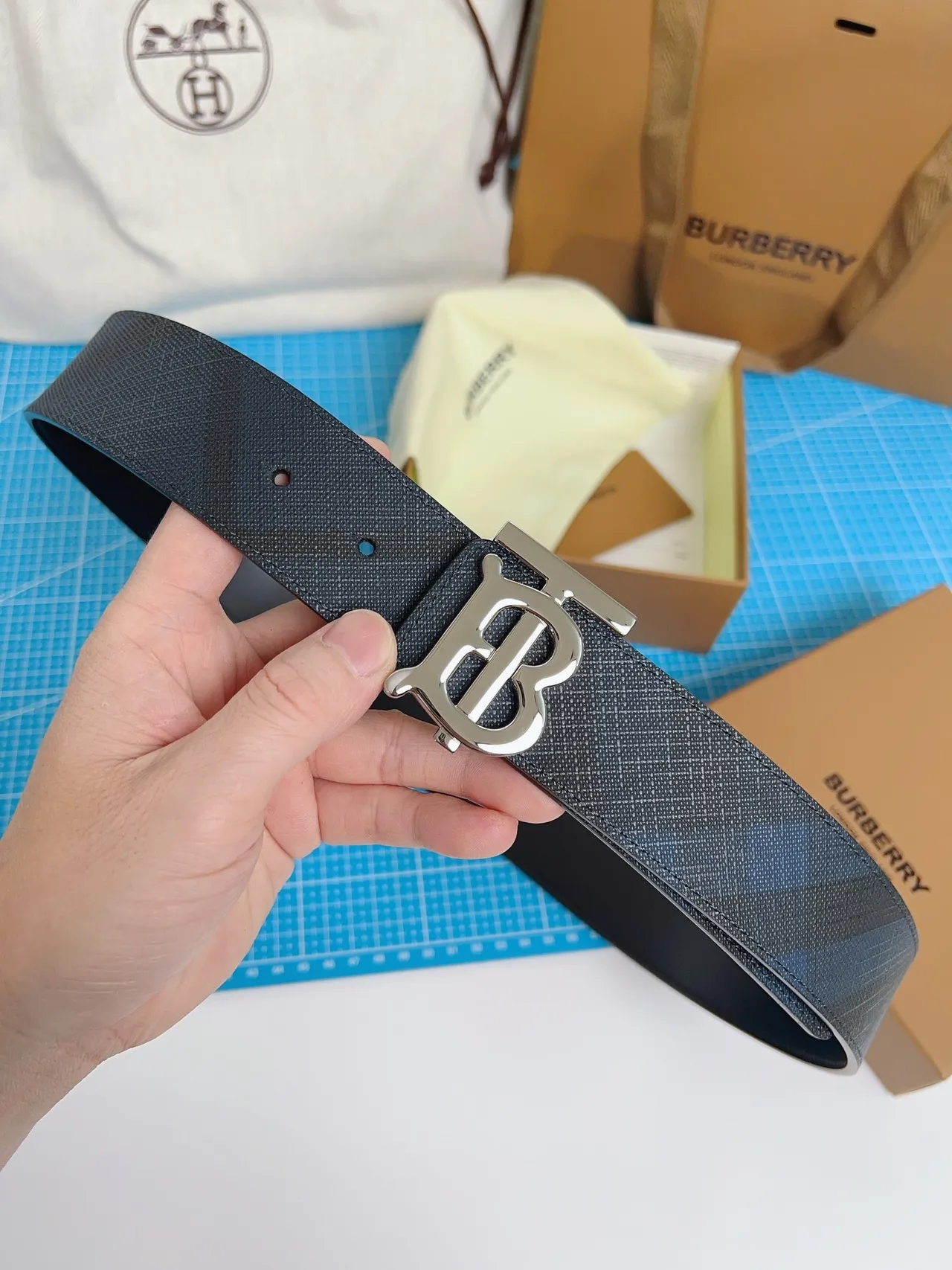 Burberry TB Belt 海军蓝和黑色格子皮带 2