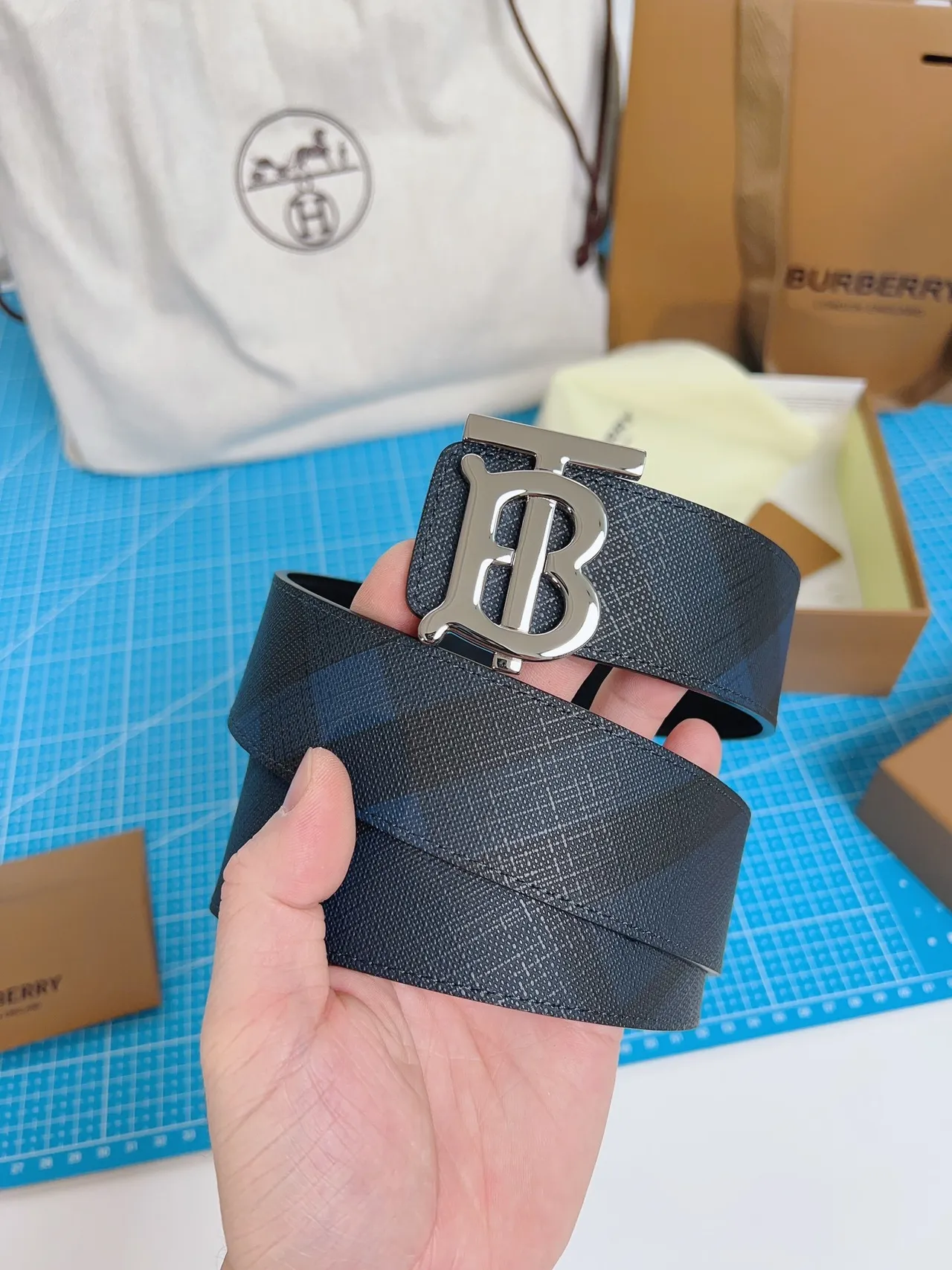 Burberry TB Belt 海军蓝和黑色格子皮带 3