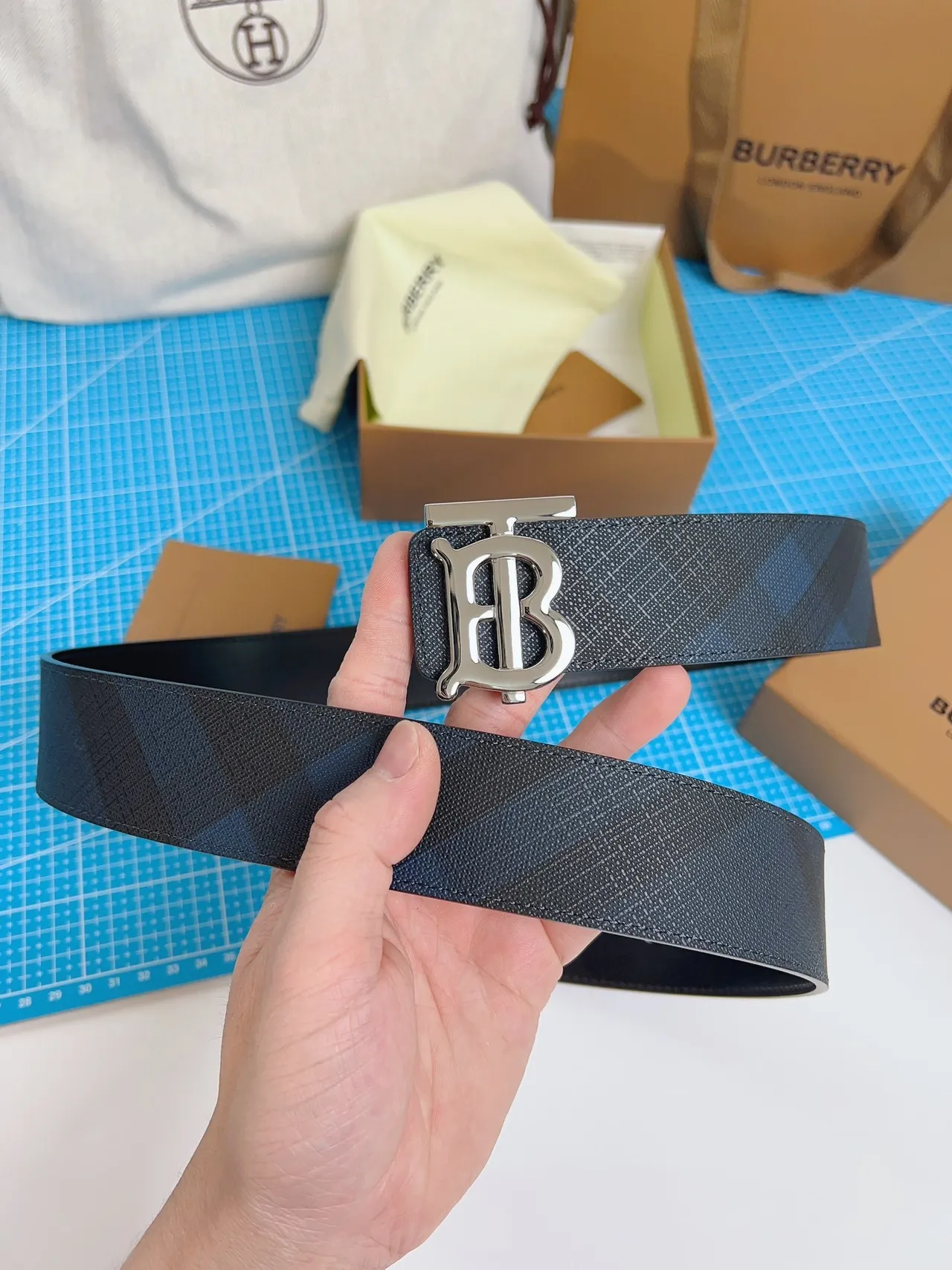Burberry TB Belt 海军蓝和黑色格子皮带 5