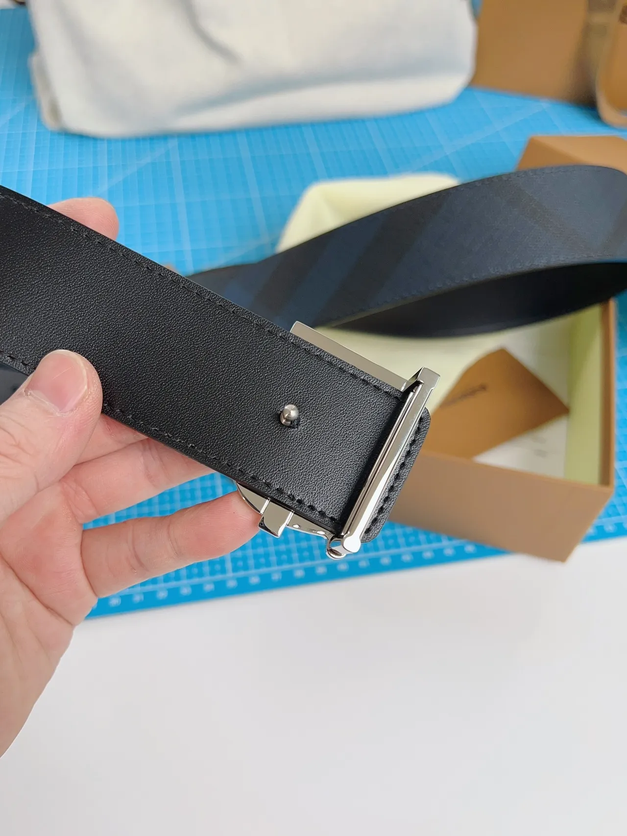 Burberry TB Belt 海军蓝和黑色格子皮带 7