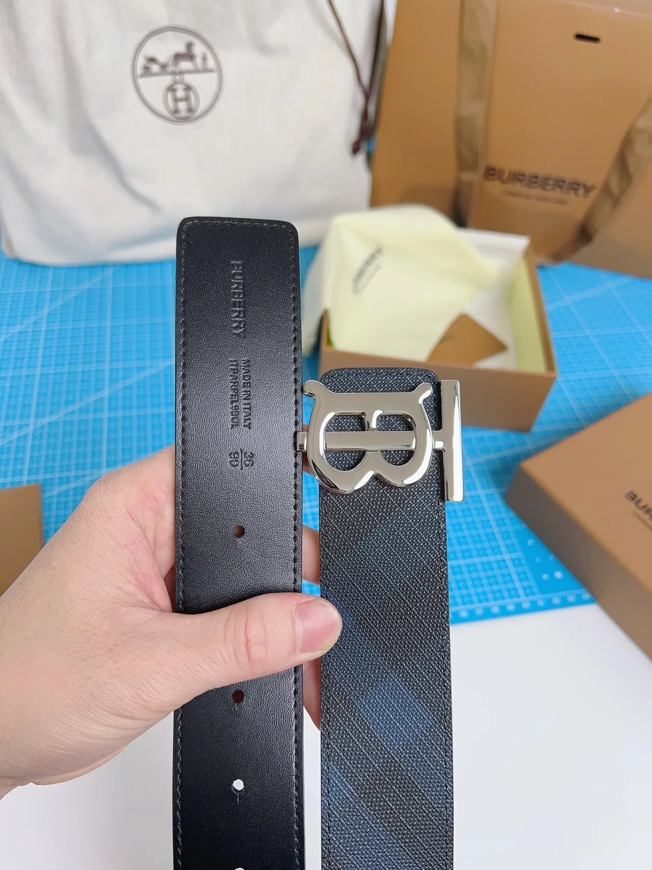 Burberry TB Belt 海军蓝和黑色格子皮带 9