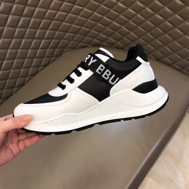 Burberry tênis lifestyle branco e preto com logo na correia de dois tons 3
