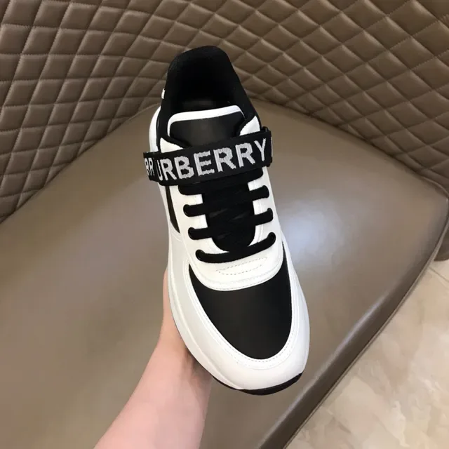 Burberry tênis lifestyle branco e preto com logo na correia de dois tons 4