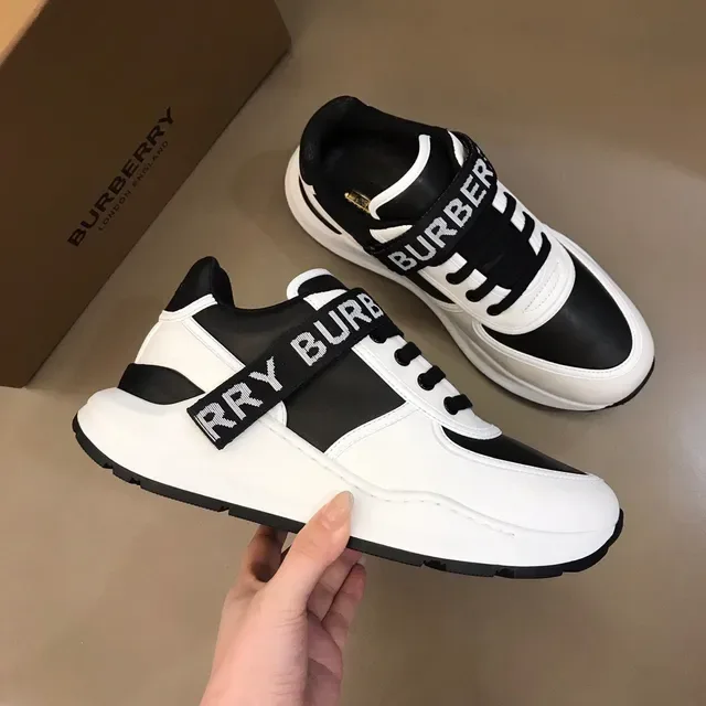 Burberry tênis lifestyle branco e preto com logo na correia de dois tons 6