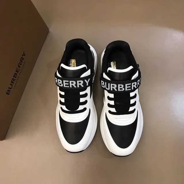 Burberry tênis lifestyle branco e preto com logo na correia de dois tons 9