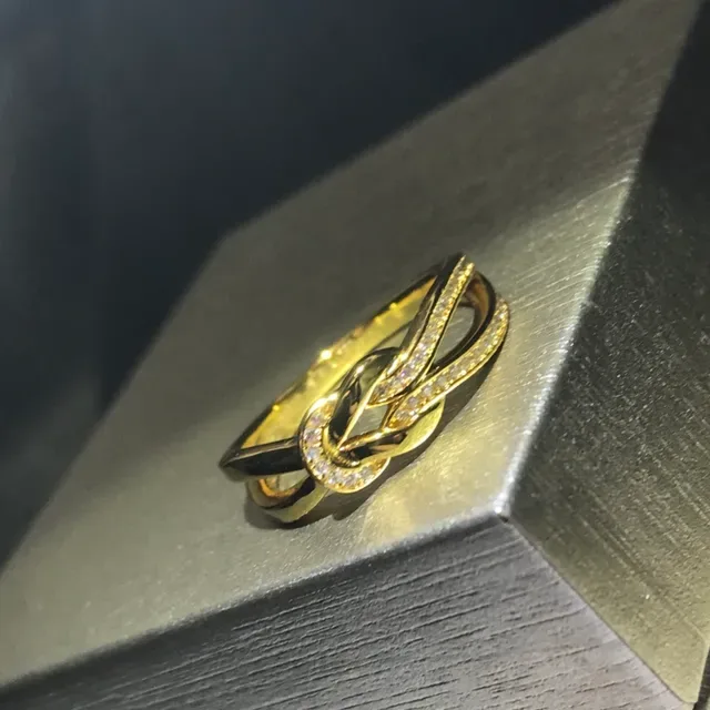 Bvlgari B.zero1 Bague or et argent nœud interlocking motif pavé diamants 4