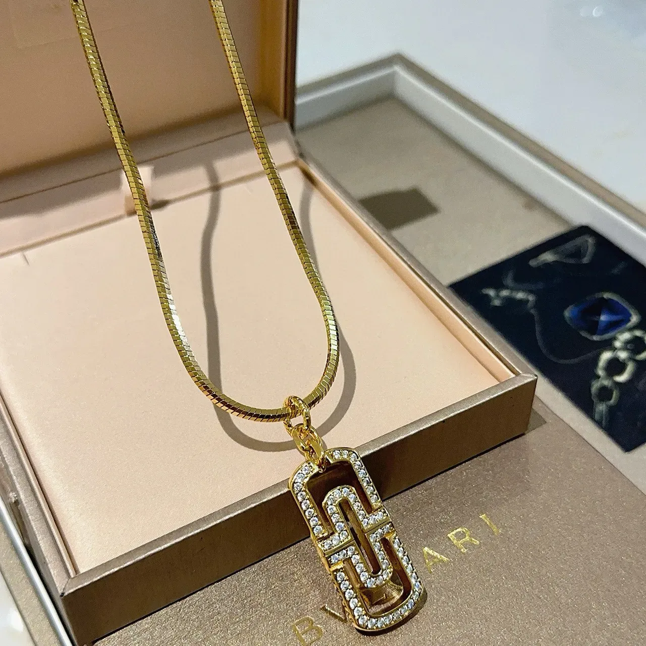 Bvlgari B.zero1 Chaîne serpent transparente d'or Pavé Crystal-Set Pendentif en forme de G Collier 7