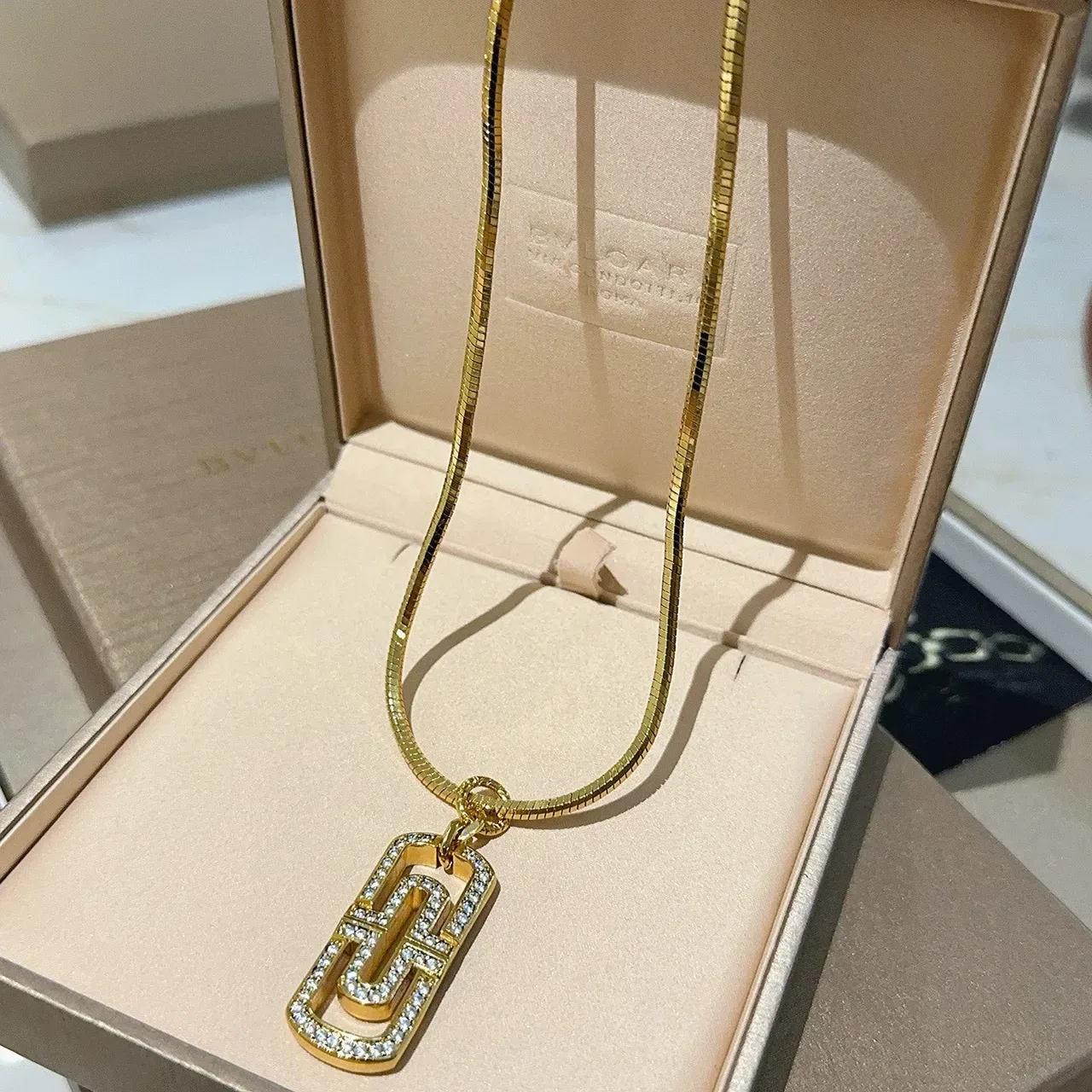 Bvlgari B.zero1 Chaîne serpent transparente d'or Pavé Crystal-Set Pendentif en forme de G Collier 9