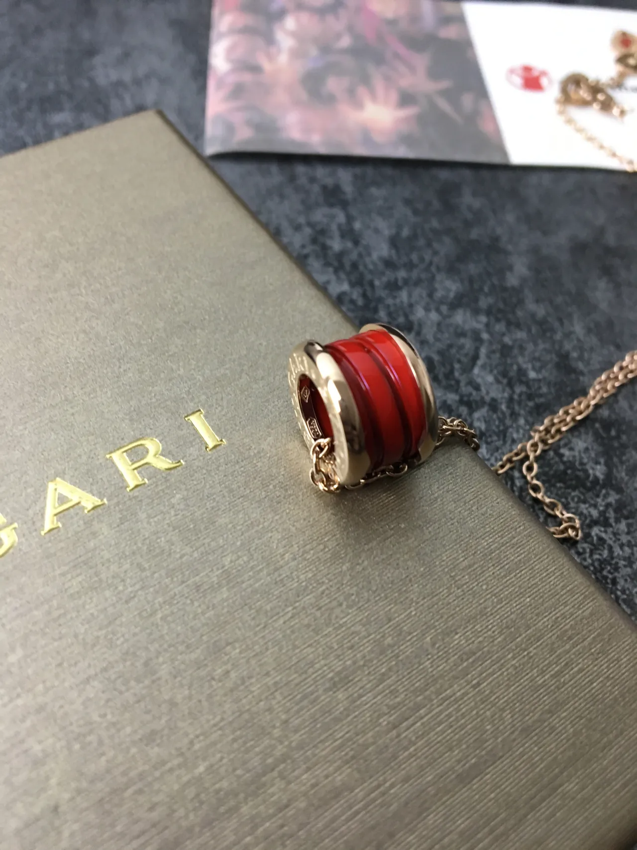 Bvlgari B.zero1 Colar Pendente Cilíndrico Vermelho e Dourado 2