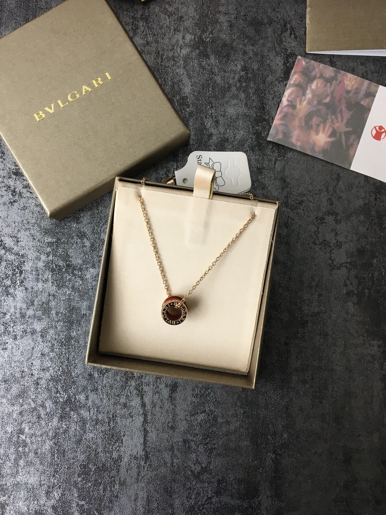 Bvlgari B.zero1 Colar Pendente Cilíndrico Vermelho e Dourado 3