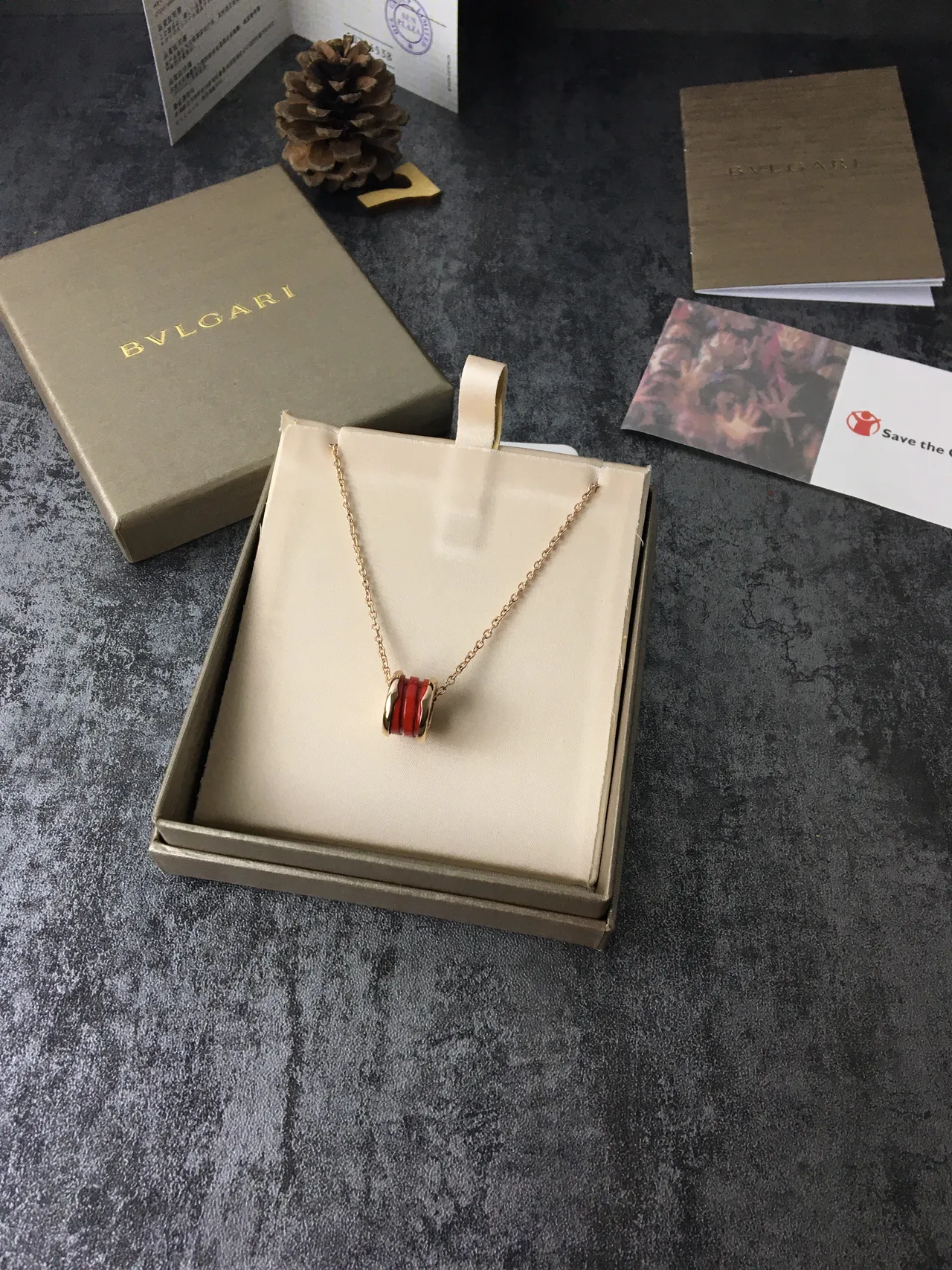 Bvlgari B.zero1 Colar Pendente Cilíndrico Vermelho e Dourado 4