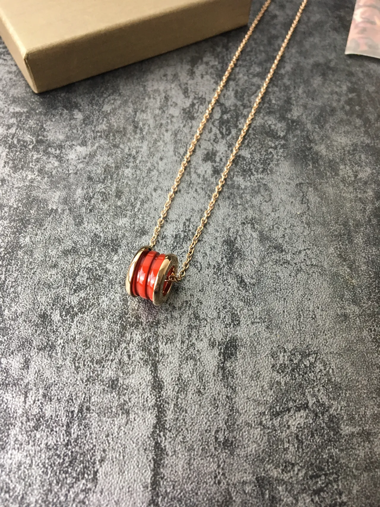 Bvlgari B.zero1 Colar Pendente Cilíndrico Vermelho e Dourado 5