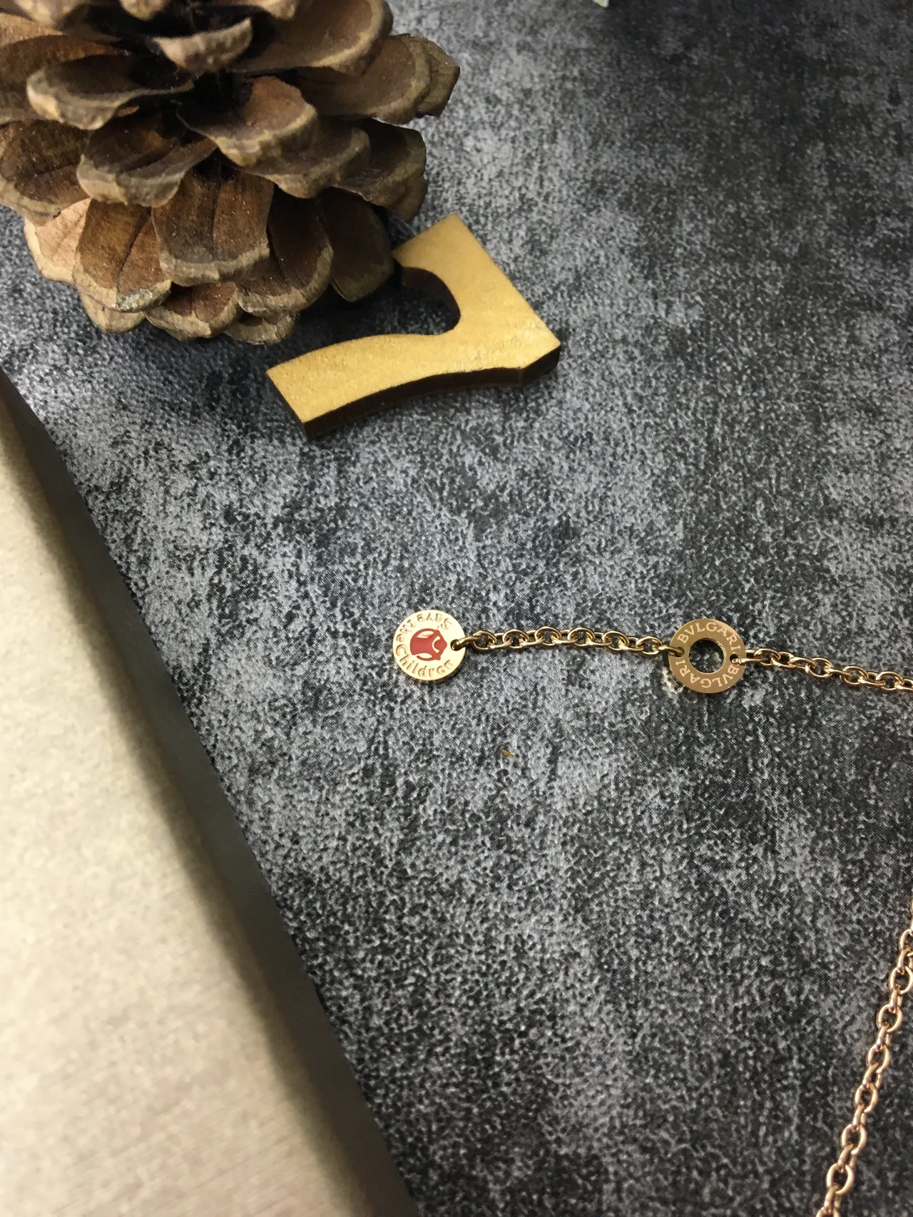 Bvlgari B.zero1 Colar Pendente Cilíndrico Vermelho e Dourado 6